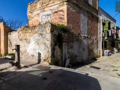 Versa in uno stato di forte degrado ma ha conservato la sua fontana in ferro tuttora funzionante: simbolo di una vecchia Bari che, nascondendosi in queste viuzze, � rimasta uguale a se stessa